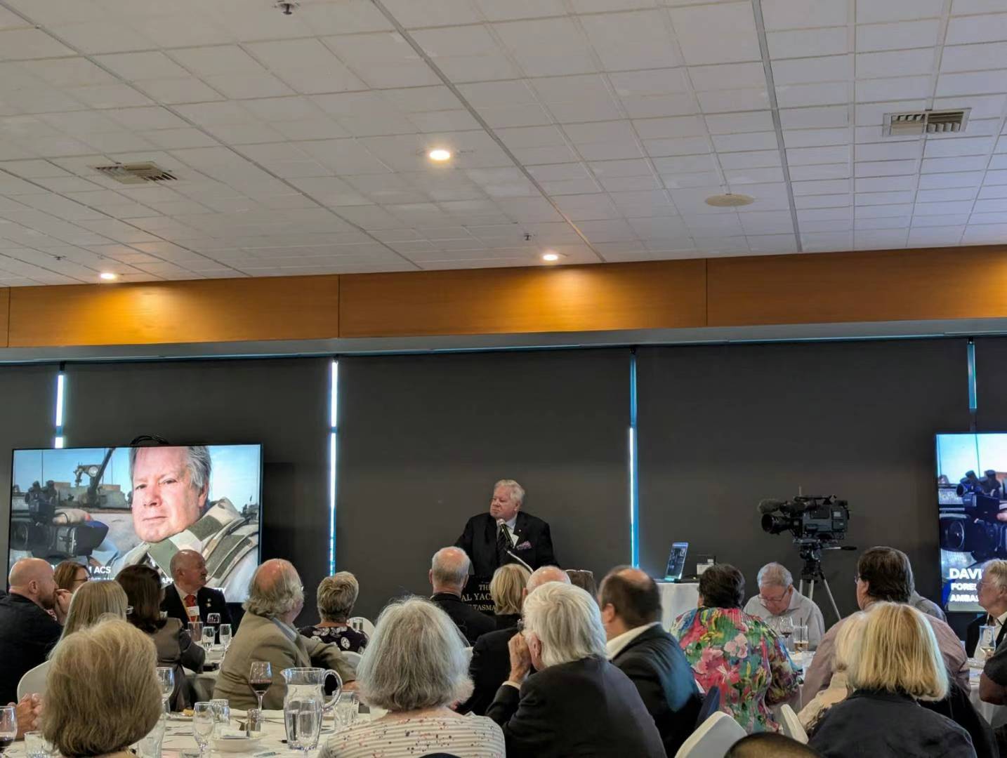 人们需要的是哲学的内容多,还是科学的内容多?人们内心的砝码倾向于哲理的内容,还是科学的内容?到底热心于什么?