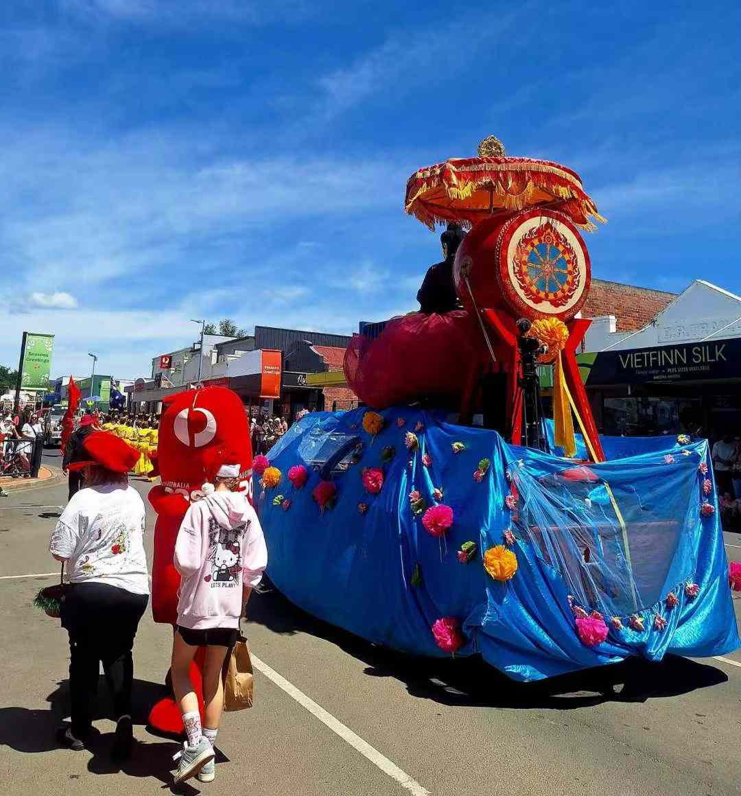 ​新诺福克圣诞游行人山人海