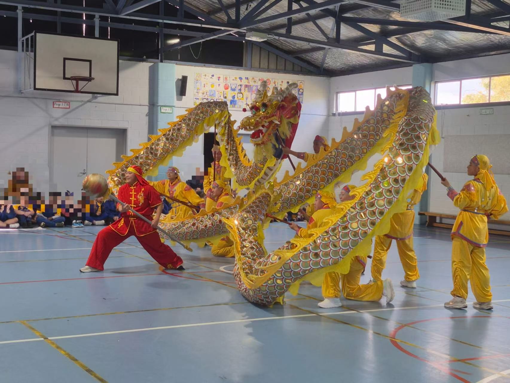 艾珊々所在学校应邀舞圣龙