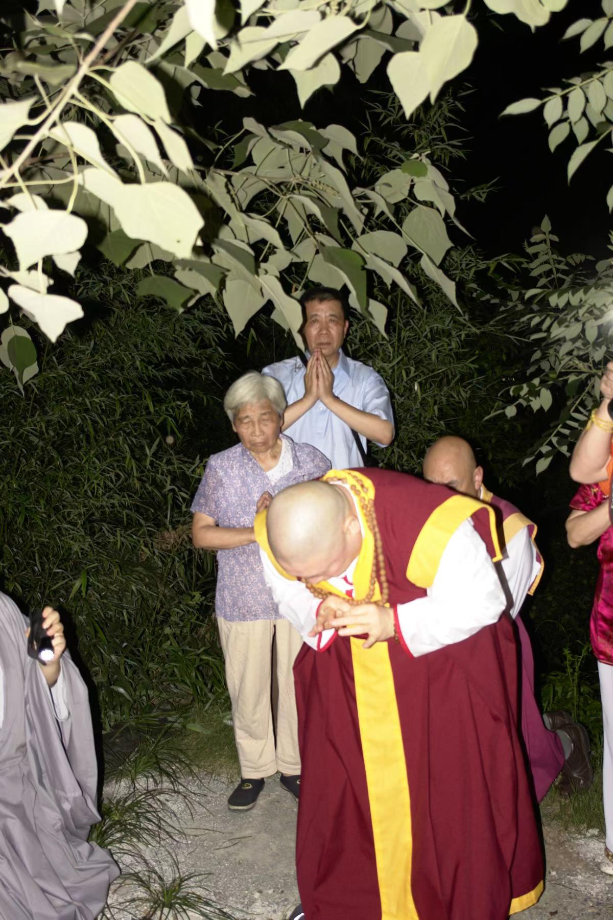 祭祖感概:晨曦霓虹弥天