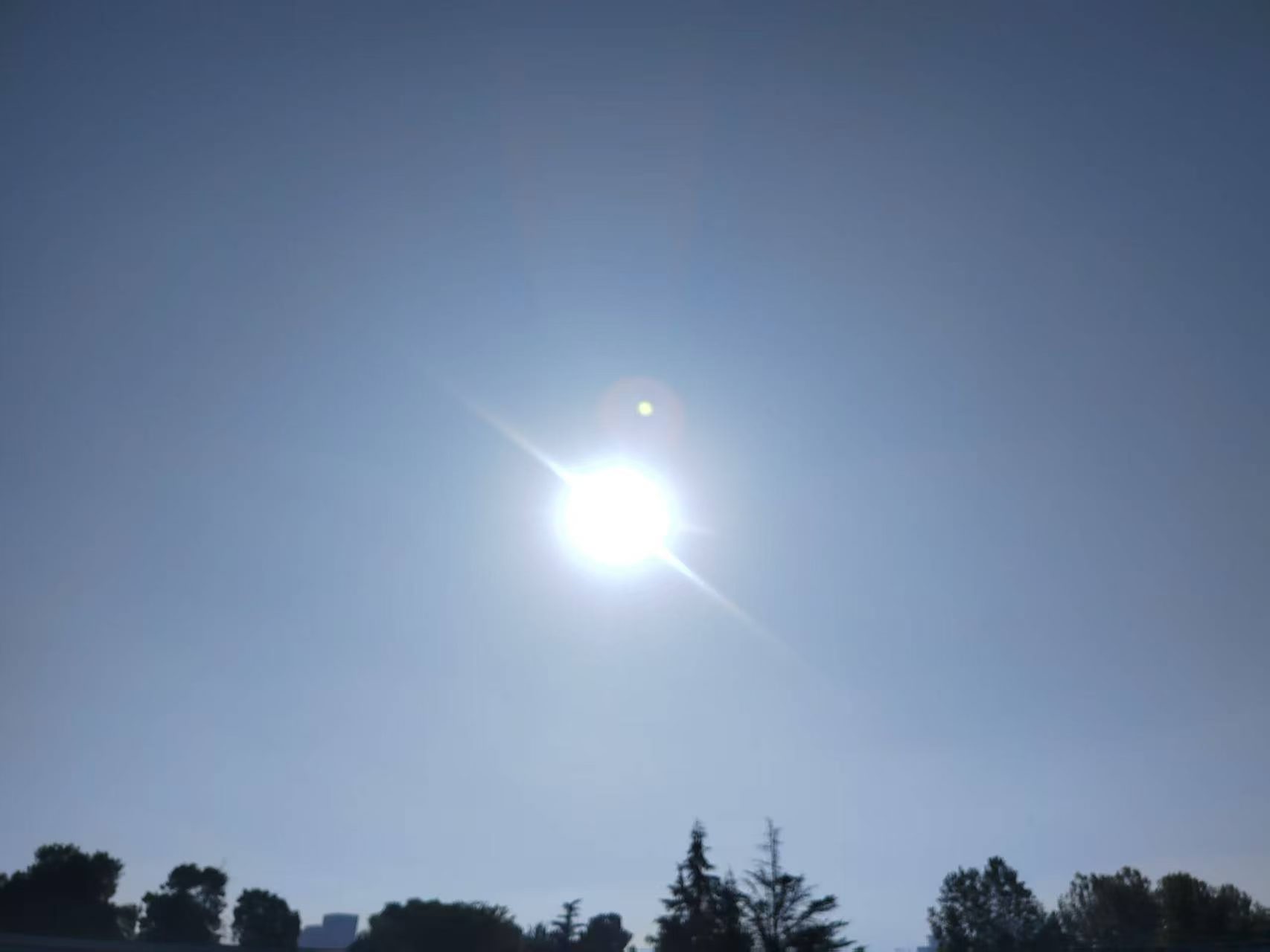 追悼悲恸，天象奇異，日冕霓虹，伴星射耀