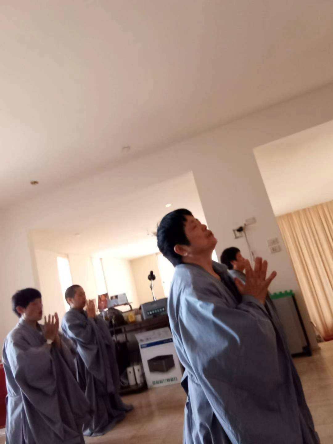 正面的事物与负面的事物,祂在灵性意义上的“绝对值”是一样的