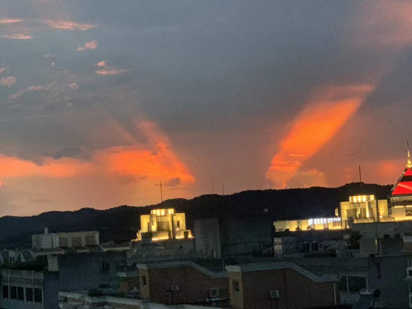 宝石流霞”新西湖十景之一频频示现