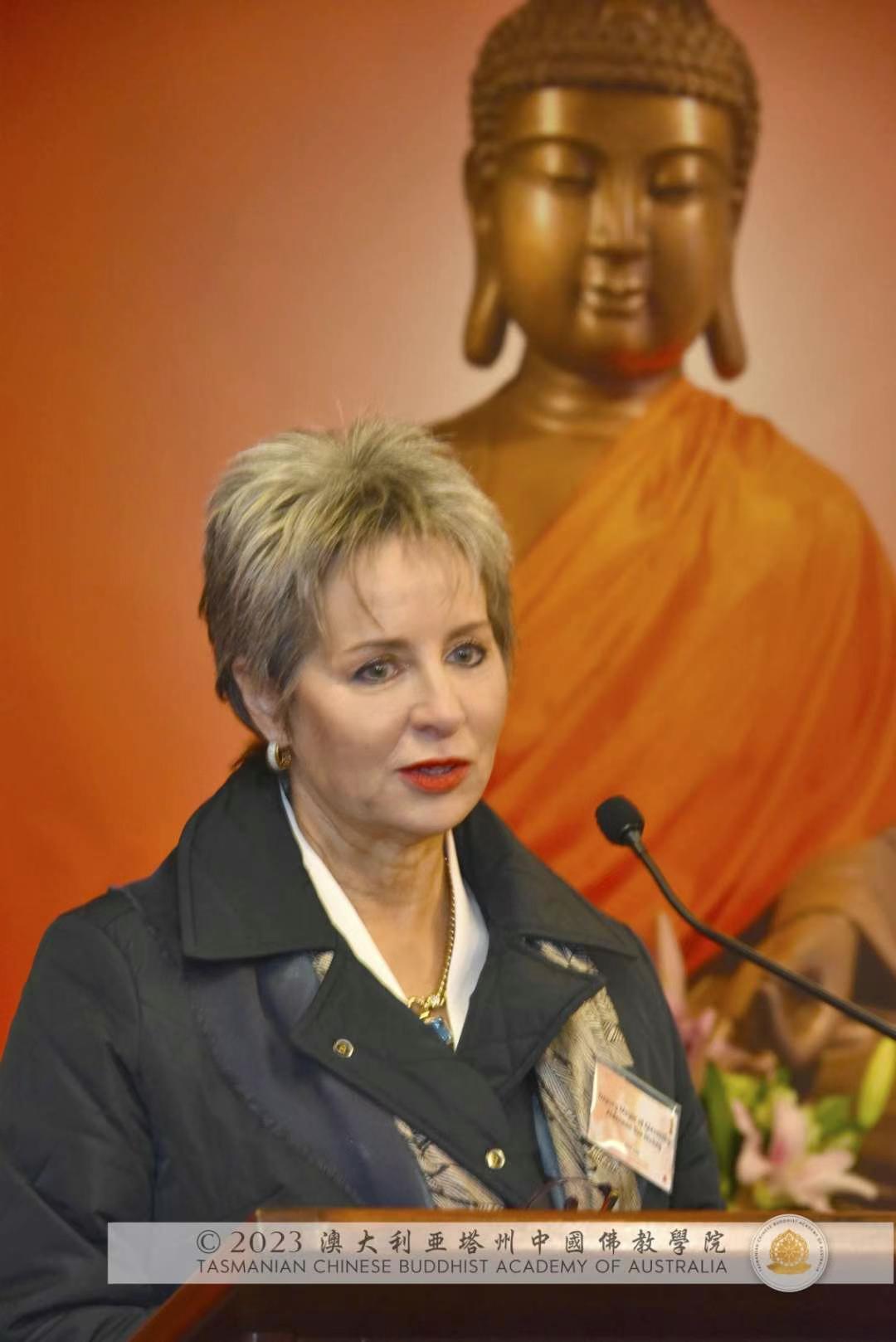 恭呈浴佛圣典中,Glenrochy 副市长 Sue Hickey 的发言